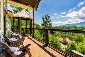 Property grounds - Mt. LeConte Views! 3 King Beds! Hot Tub! 2 Miles to Parkway! Pool! (Gatlinburg)