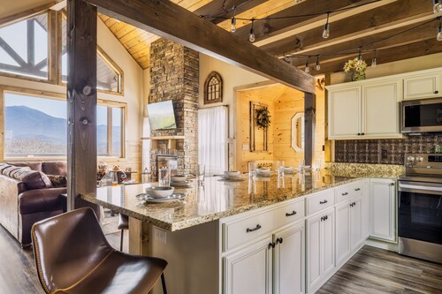 Views! Three King Beds! Hot Tub! 2 mi to Parkway! Pool!