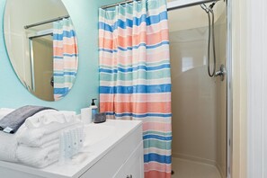 Combined shower/bathtub, hair dryer, bidet, towels - Beaches Be Salty@PCB super cozy Townhome close to beach access and pet friendly (Panama City Beach)
