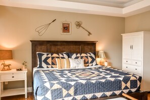 5 間睡房、書桌、熨斗/熨衫板、可攜式嬰兒床