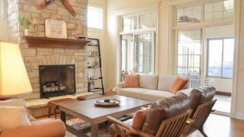 Smart-TV, peis, bordtennis og bøker