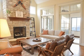 Una Smart TV, una chimenea, una mesa de tenis de mesa, libros