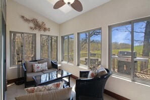 智能電視、壁爐、乒乓球設施、書籍