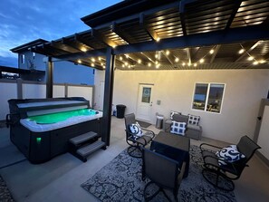 Outdoor dining - So Zion Coral Cliffs, 4Bed, 3Bath, Hot Tub, Deck, Fire Pits, Mountain View (Hildale)