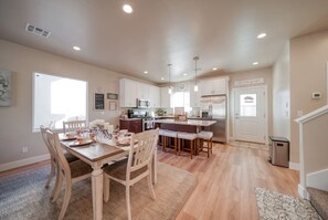 Dining - So Zion Coral Cliffs, 4Bed, 3Bath, Hot Tub, Deck, Fire Pits, Mountain View (Hildale)