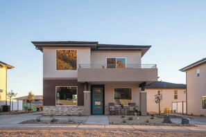 Exterior - So Zion Coral Cliffs, 4Bed, 3Bath, Hot Tub, Deck, Fire Pits, Mountain View (Hildale)