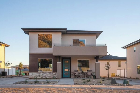 Exterior - So Zion Coral Cliffs, 4Bed, 3Bath, Hot Tub, Deck, Fire Pits, Mountain View (Hildale)