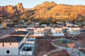 Exterior - So Zion Coral Cliffs, 4Bed, 3Bath, Hot Tub, Deck, Fire Pits, Mountain View (Hildale)