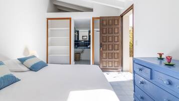 8 bedrooms, desk, iron/ironing board, travel cot