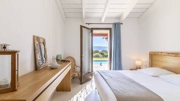 8 slaapkamers, een bureau, een strijkplank/strijkijzer, reisbedje