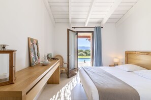 8 bedrooms, desk, iron/ironing board, travel cot