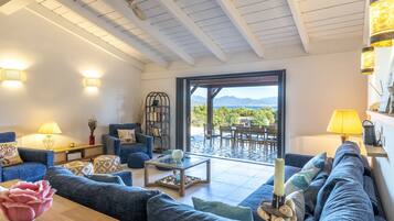 TV connectée, lecteur de DVD, livres