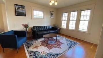 Una televisión, un reproductor de DVD