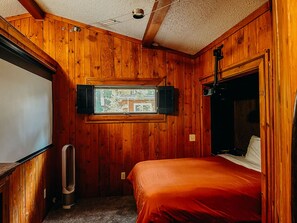 4 bedrooms, desk, iron/ironing board, WiFi