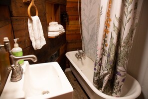Duschwanne, Haartrockner, Bidet, Handtücher