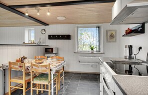 Fridge, stovetop, dishwasher, coffee/tea maker - Nice home in Outrup with kitchen (Outrup)