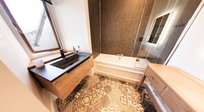 Deluxe Apartment, 1 Bedroom | Bathroom
