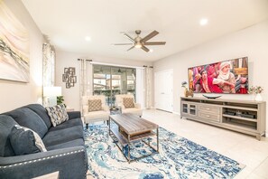 Una Smart TV, un futbolín, una mesa de tenis de mesa, libros