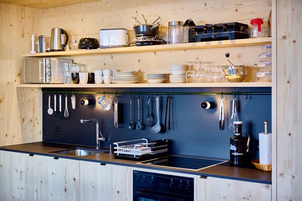 雪櫃、微波爐、焗爐、洗碗機