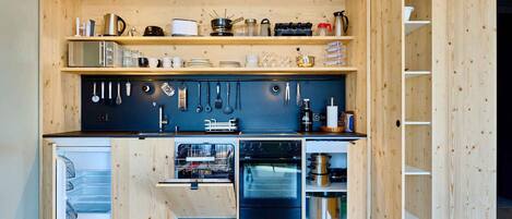 Jääkaappi, mikroaaltouuni, uuni, astianpesukone