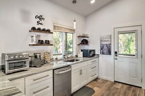Fridge, microwave, oven, dishwasher - Lovely Toledo Bend Studio w/ Scenic Views! (Many)