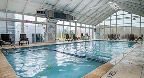 Una piscina cubierta, una piscina climatizada