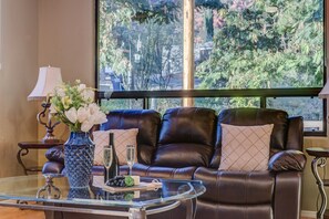 Smart TV, fireplace, offices, computer monitors