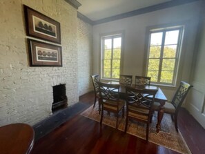 Dining - Elegant & Sunny 1 Bedroom Chatham Sq Apt Historic District (Savannah)