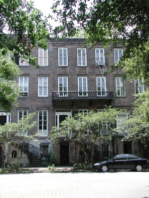 Exterior - Elegant & Sunny 1 Bedroom Chatham Sq Apt Historic District (Savannah)