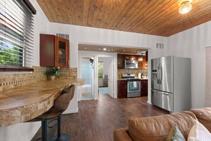 Fridge, microwave, oven, stovetop - The Zen Beach House – Your Tranquil Escape in Delray Beach (Delray Beach)