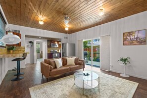 TV, fireplace - The Zen Beach House – Your Tranquil Escape in Delray Beach (Delray Beach)
