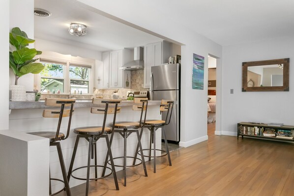 Refrigerador, microondas, horno y parrilla de estufa