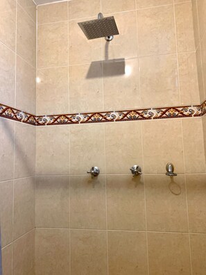 Shower, towels, soap, shampoo - CasaBoho Taxco Super Location (Taxco)