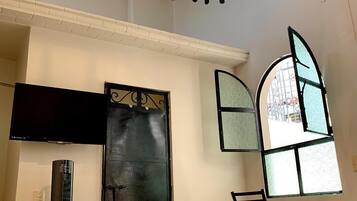 4 bedrooms, desk, free WiFi, bed sheets