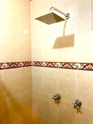 Douche, serviettes fournies, savon, shampooing