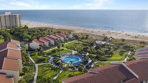 Un resort con piscina, playa y vista al océano.