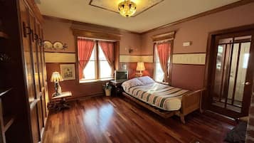2 bedrooms, desk, WiFi, wheelchair access