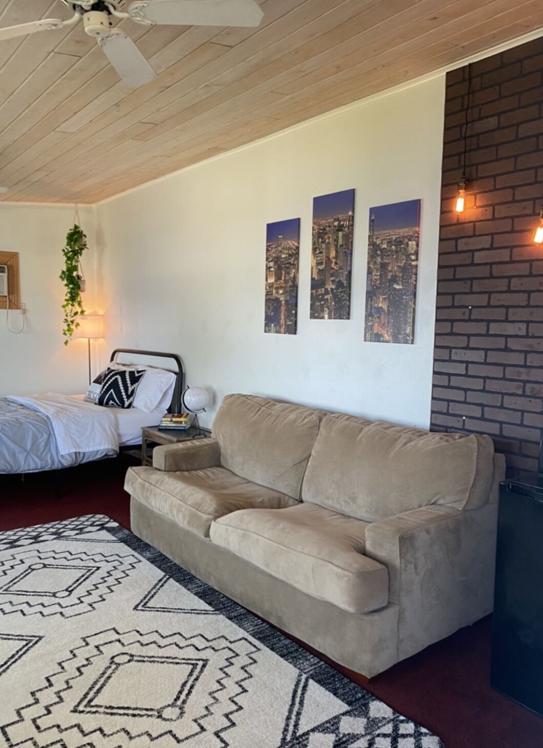 ロマンティック スイート キングベッド 1 台 リバービュー | アイロン / アイロン台、WiFi (無料)、ベッドシーツ