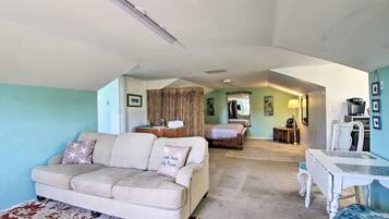 Deluxe-sviitti, 1 makuuhuone, jokinäköala | 1 makuuhuone, silitysrauta/-lauta, ilmainen Wi-Fi, vuodevaatteet