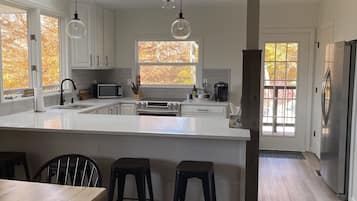 Refrigerador, microondas, horno, placa de cocina