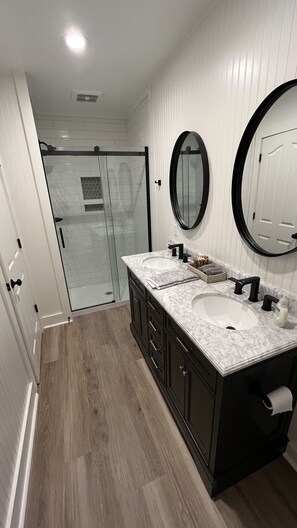 Combined shower/tub, hair dryer, towels, soap - Secluded cabin in Hocking County (New Straitsville)