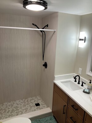 Combined shower/bathtub, hair dryer, towels, soap - Green Acres! - Spacious secure home with ample boat parking for fishing & fun! (Okeechobee)