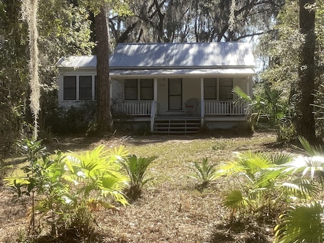 Exterior. Juniper Cottage — In the Heart of Old Florida