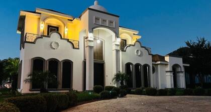 3 king beds in upscale neighborhood with pool