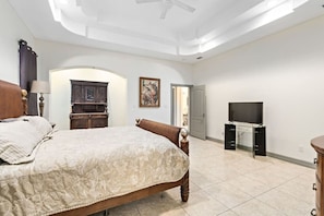 6 bedrooms, desk, iron/ironing board, free WiFi - Grand estate in upscale neighborhood w/ nice pool (Mission)