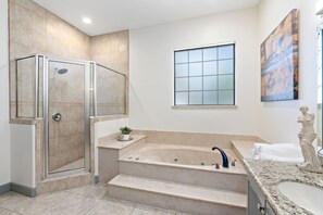 Ensemble douche/baignoire, baignoire à jets, sèche-cheveux