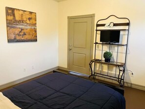 6 bedrooms, desk, iron/ironing board, free WiFi