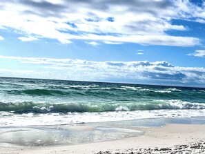 På stranden och solstolar
