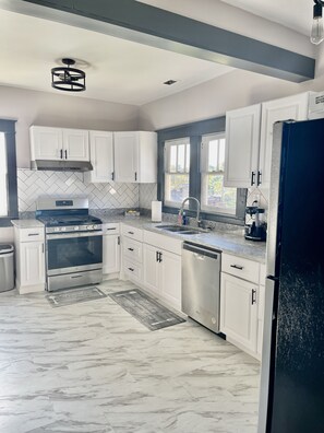 Fridge, microwave, oven, stovetop - Lovely 3br Bush tavern - 10 minutes from Downtown (Birmingham)