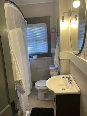 Combined shower/tub, towels, soap, toilet paper